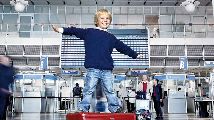 Boldog gyermek egy légi terminálon