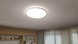 A függő, vintage ihletésű LED fényforrások meleg hangulatot teremtenek egy hangulatos étkezőben, energiahatékony és stílusos otthoni világítási megoldásokat mutatva be.