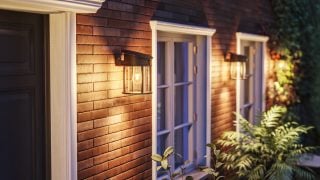 A modern LED-es kültéri falikar megvilágítja a rusztikus fa külsőt, energiahatékony és időjárásálló világítási megoldásokat kínálva kortárs otthoni homlokzatokhoz és tornácokhoz.