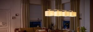 A modern LED-függőlámpa többféle szövetárnyalattal megvilágítja a hangulatos nappalit, energiahatékony és stílusos otthoni világítási megoldásokat kínálva az esti környezet kényelméért.